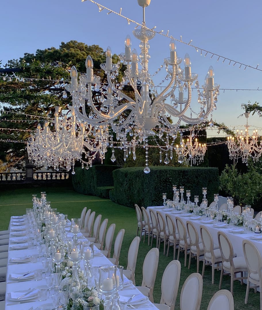 Allestimento luci per matrimoni con effetti speciali e illuminazione decorativa.